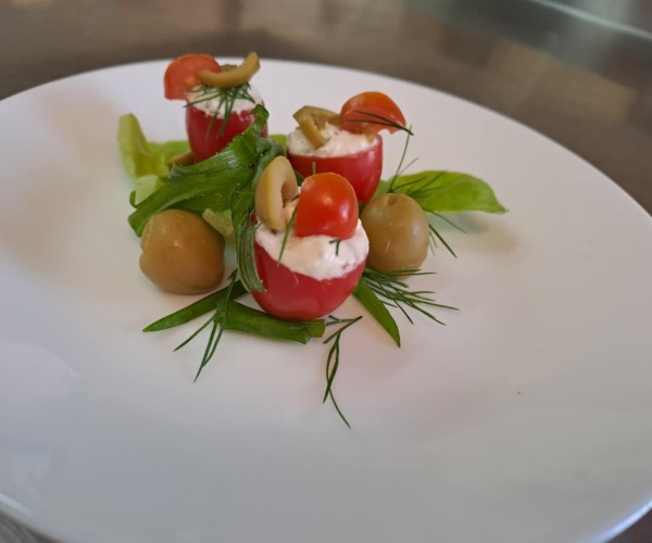 pomidorki koktajlowe nadziewane pastą chrzanowo-czosnkową