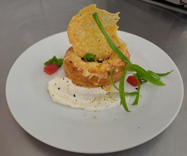 vol-au-went z ciasta francuskiego zapiekany z serem