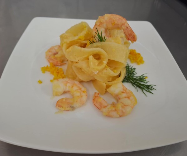 tagliatelle z nutą cytrynową i krewetkami