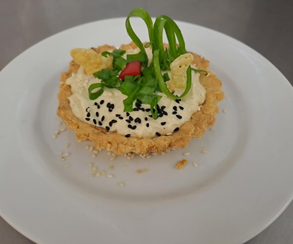 babeczka z ciasta kruchego z pastą z tuńczyka