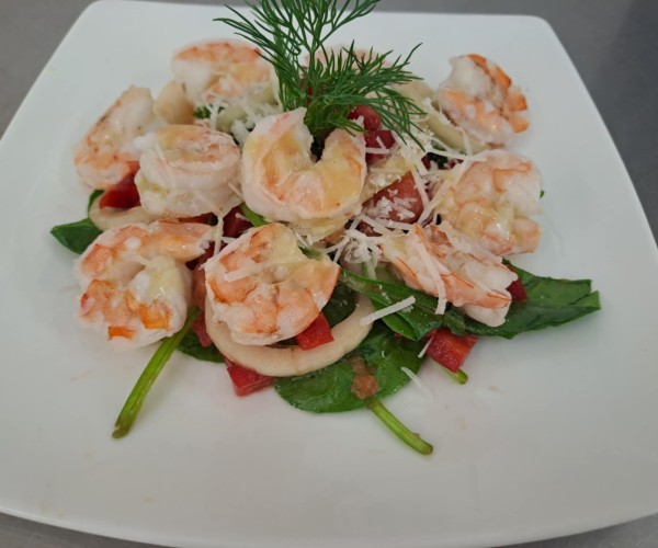 sałatka z krewetek ze szpinakiem