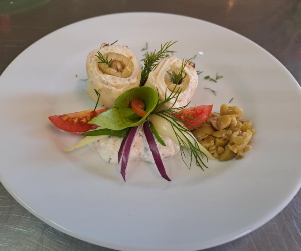 rulony z ciasta naleśnikowego z pastą z oliwek