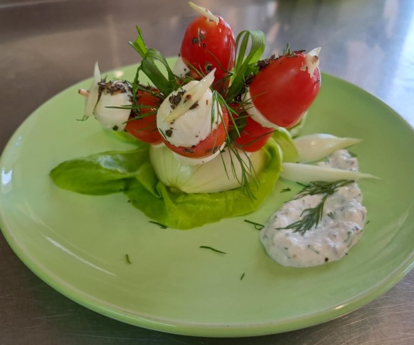 koreczki z pomidorkami cherry i mozarellą