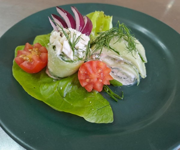 rulony z ogórka z pastą koperkową