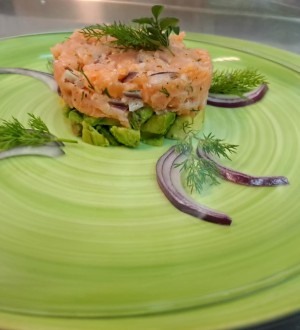 tatar z łososia z awokado