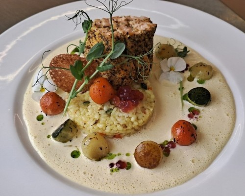 Rolada_łososiowa_z_ryżem_warzywami_i_sosem _śmietanowo_pomarańczowym