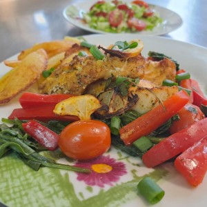 pieczony w warzywach filet miruny