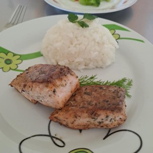 filet z łososia pieczony w maśle ziołowo-czosnkowym