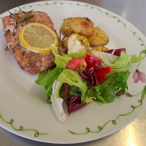 filet z łososia pieczony w maśle ziołowo-czosnkowym