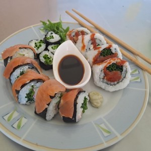 sushi z owoców morza  z sosem sojowym i wasabi