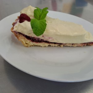 tarta z musem z białej czekolady i maskarpone z leśnymi owocami