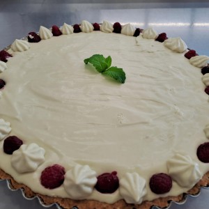 tarta z musem z białej czekolady i maskarpone z leśnymi owocami