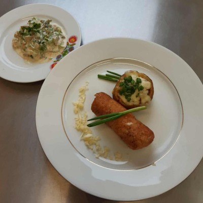 Krokiet z ziemniaków i ziemniak zapiekany z jabłkiem